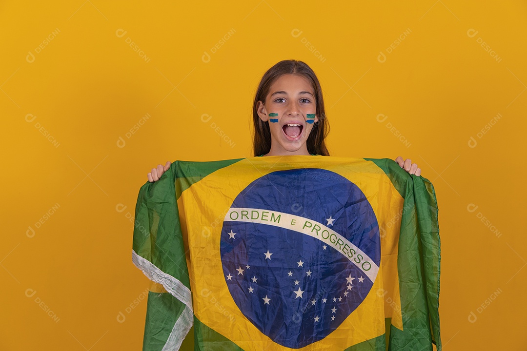 Linda mulher jovem torcedora da seleção brasileira