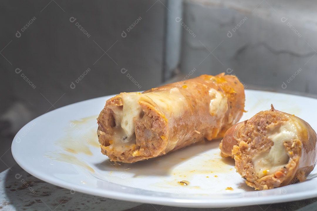 Salsicha de abóbora em um prato branco com luz natural