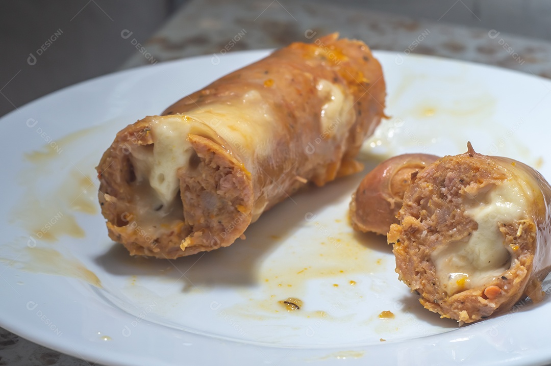 Salsicha de abóbora em um prato branco com luz natural