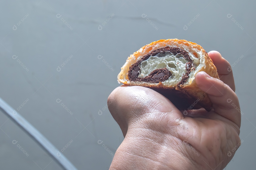 Pão chocolate, croissant de chocolate sobre prato branco