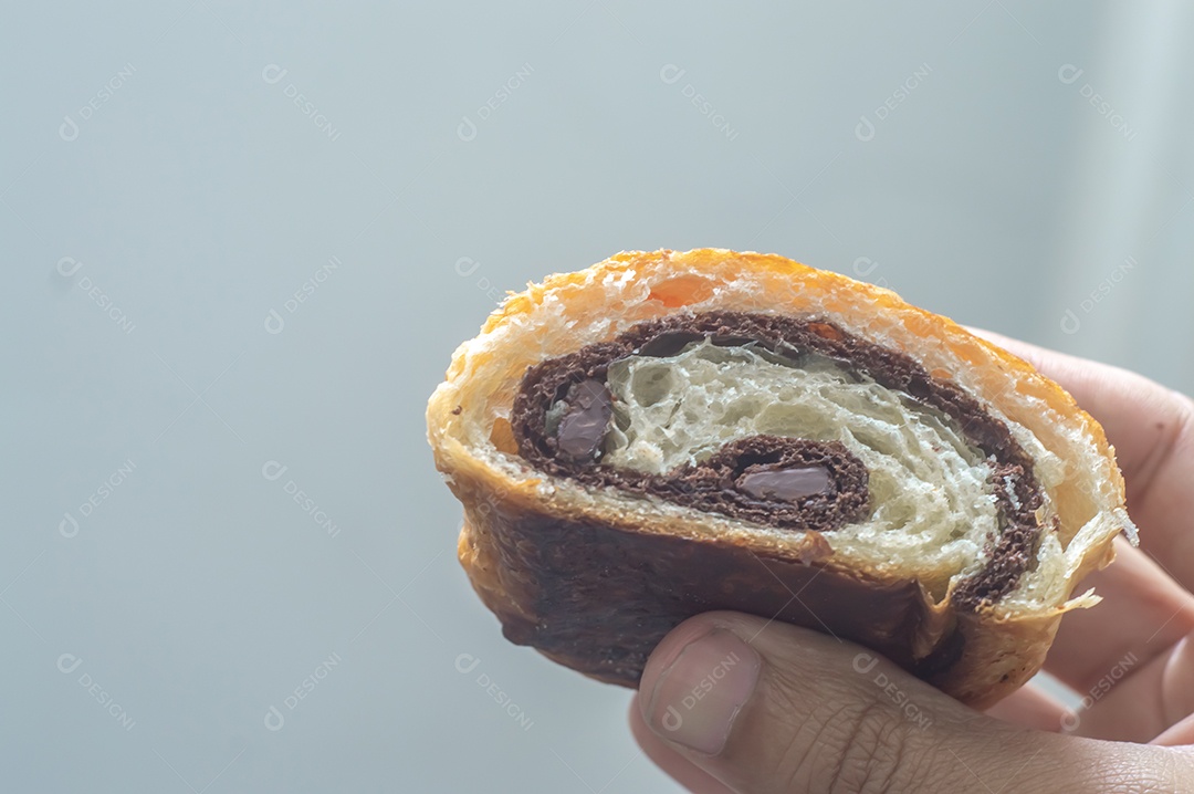 Pão chocolate, croissant de chocolate sobre prato branco