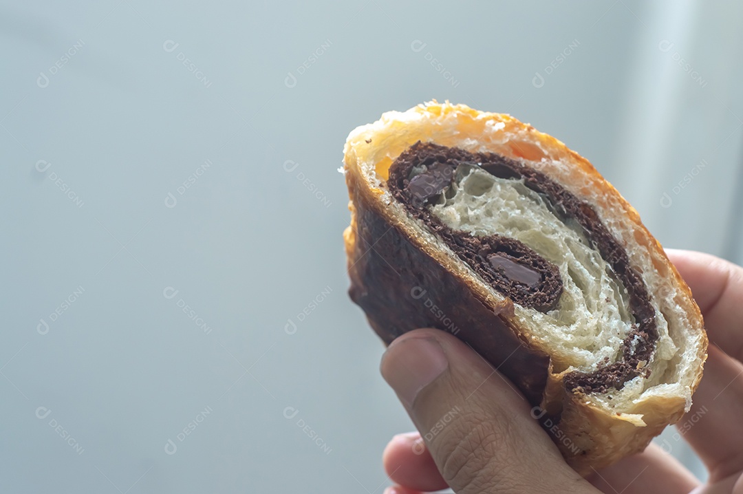 Pão chocolate, croissant de chocolate sobre prato branco