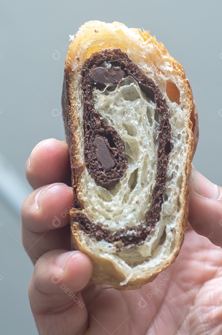 Pão chocolate, croissant de chocolate sobre prato branco