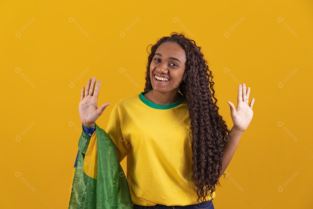 Linda mulher jovem torcedora da seleção brasileira