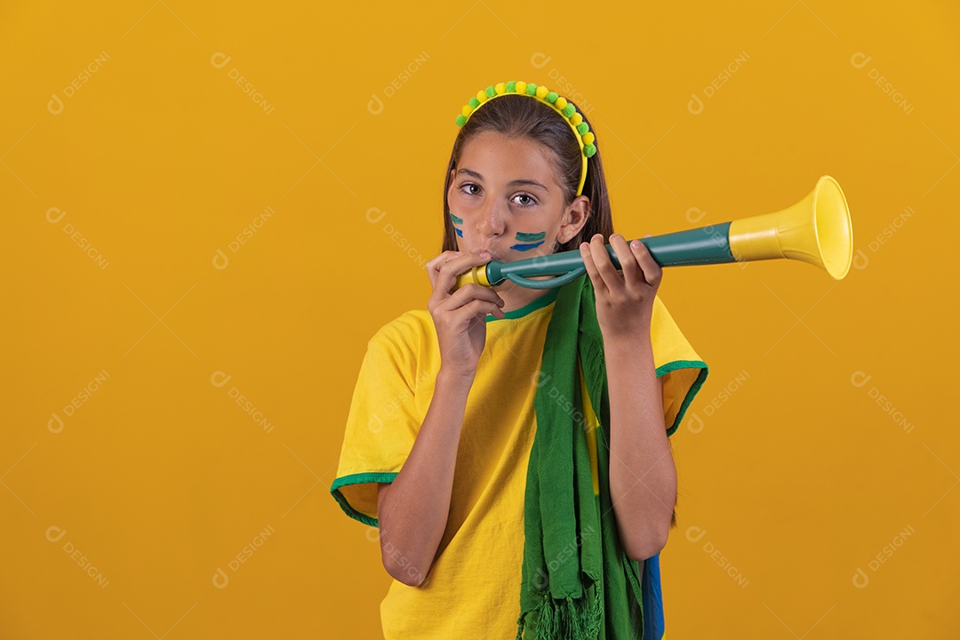 Linda mulher jovem torcedora da seleção brasileira