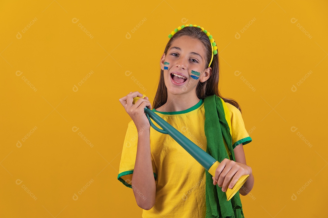 Linda mulher jovem torcedora da seleção brasileira