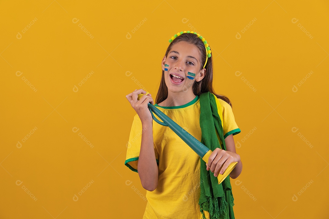 Linda mulher jovem torcedora da seleção brasileira