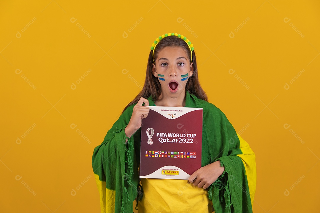 Linda mulher jovem brasileira segurando album da copa do mundo