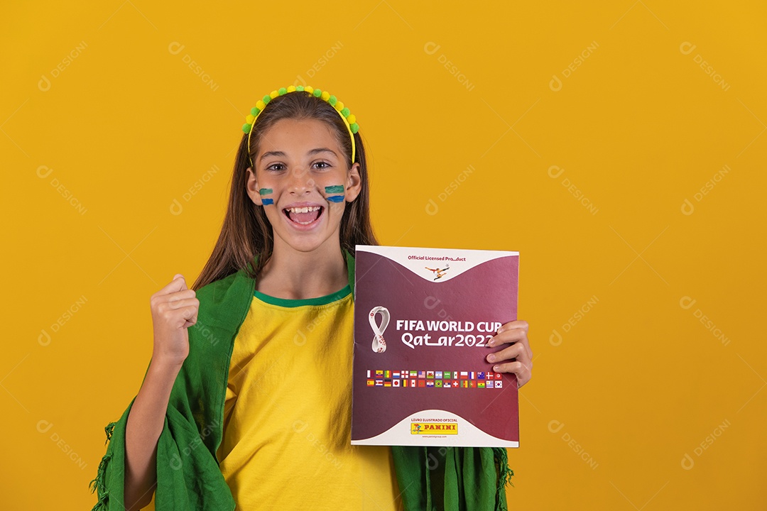 Linda mulher jovem brasileira segurando album da copa do mundo