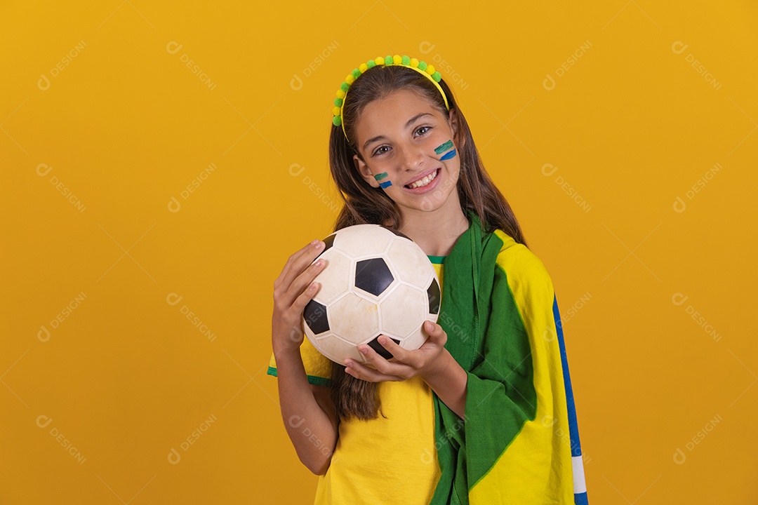 Linda mulher jovem torcedora da seleção brasileira