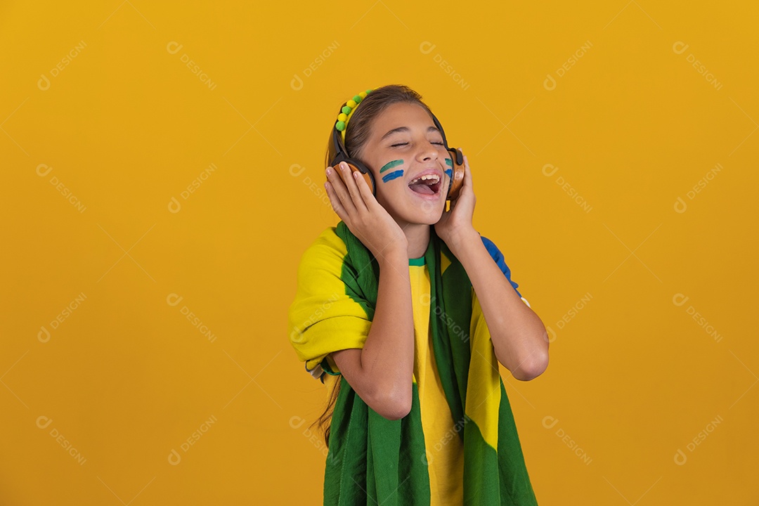 Linda mulher jovem torcedora da seleção brasileira