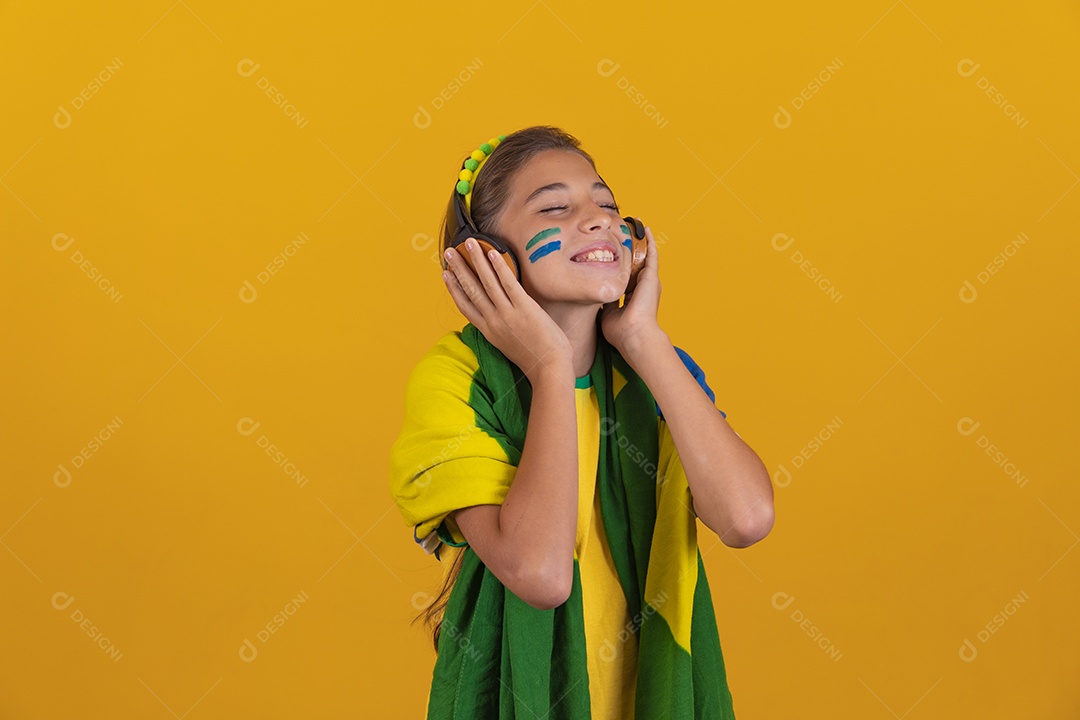 Linda mulher jovem torcedora da seleção brasileira