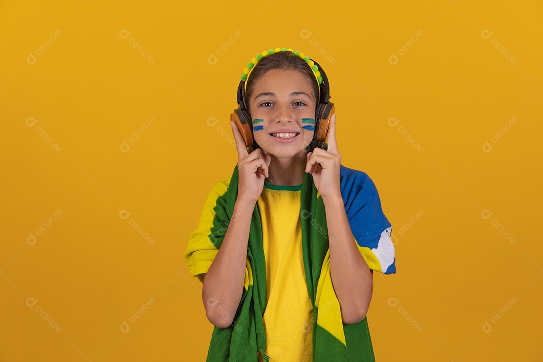 Linda mulher jovem torcedora da seleção brasileira