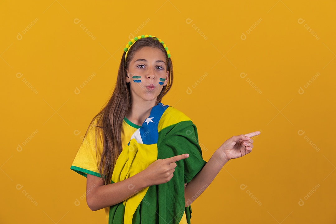 Linda mulher jovem torcedora da seleção brasileira