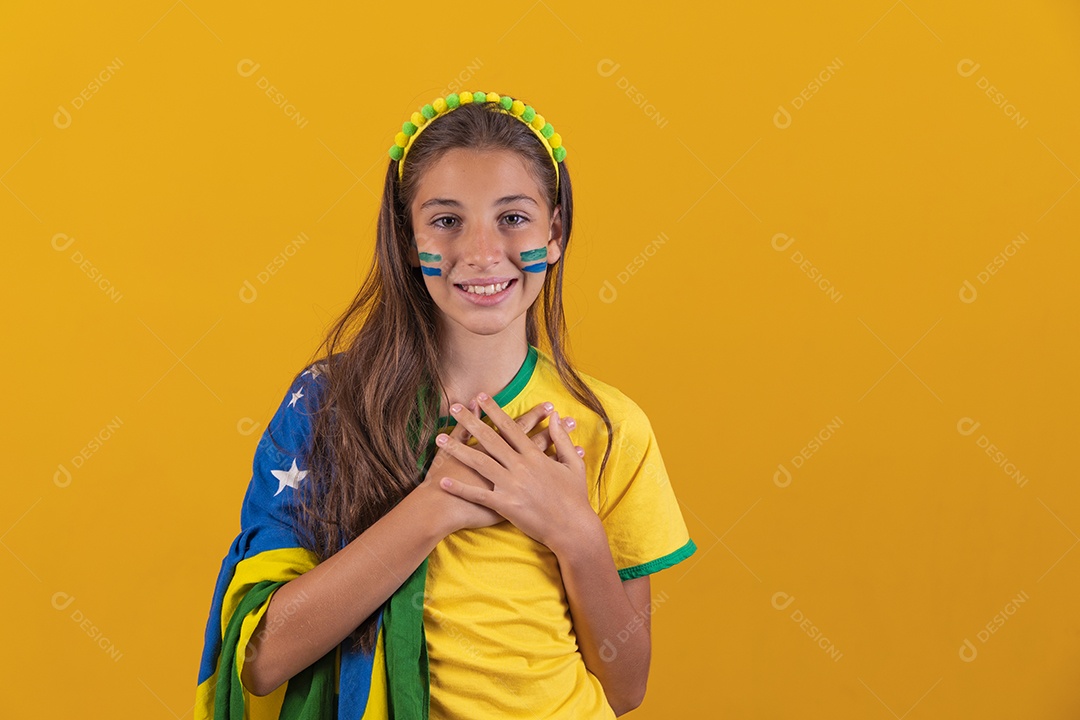 Linda mulher jovem torcedora da seleção brasileira