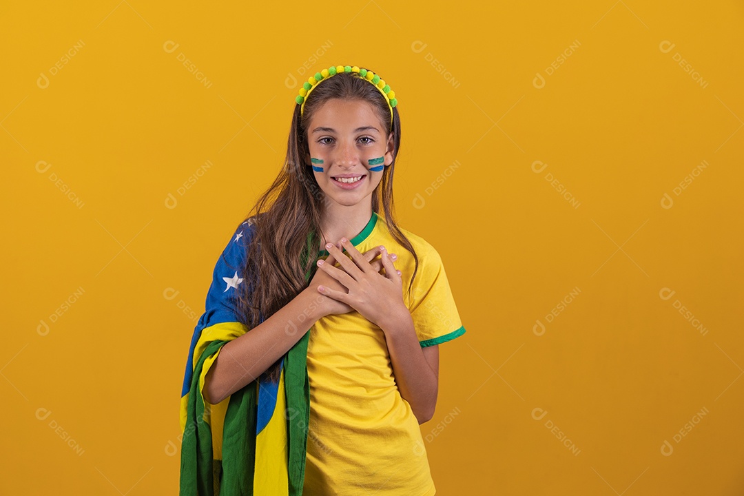 Linda mulher jovem torcedora da seleção brasileira