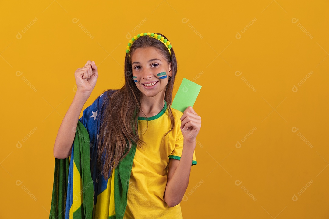Linda mulher jovem torcedora da seleção brasileira