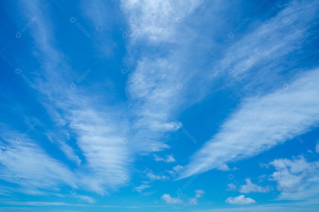 céu azul nuvens inchadas. fundo de céu azul fofo com nuvens minúsculas para fundo, lindo nublado minúsculo em dia fresco