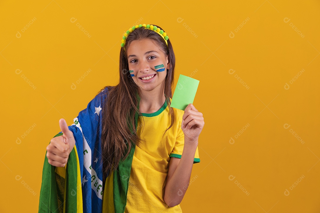 Linda mulher jovem torcedora da seleção brasileira