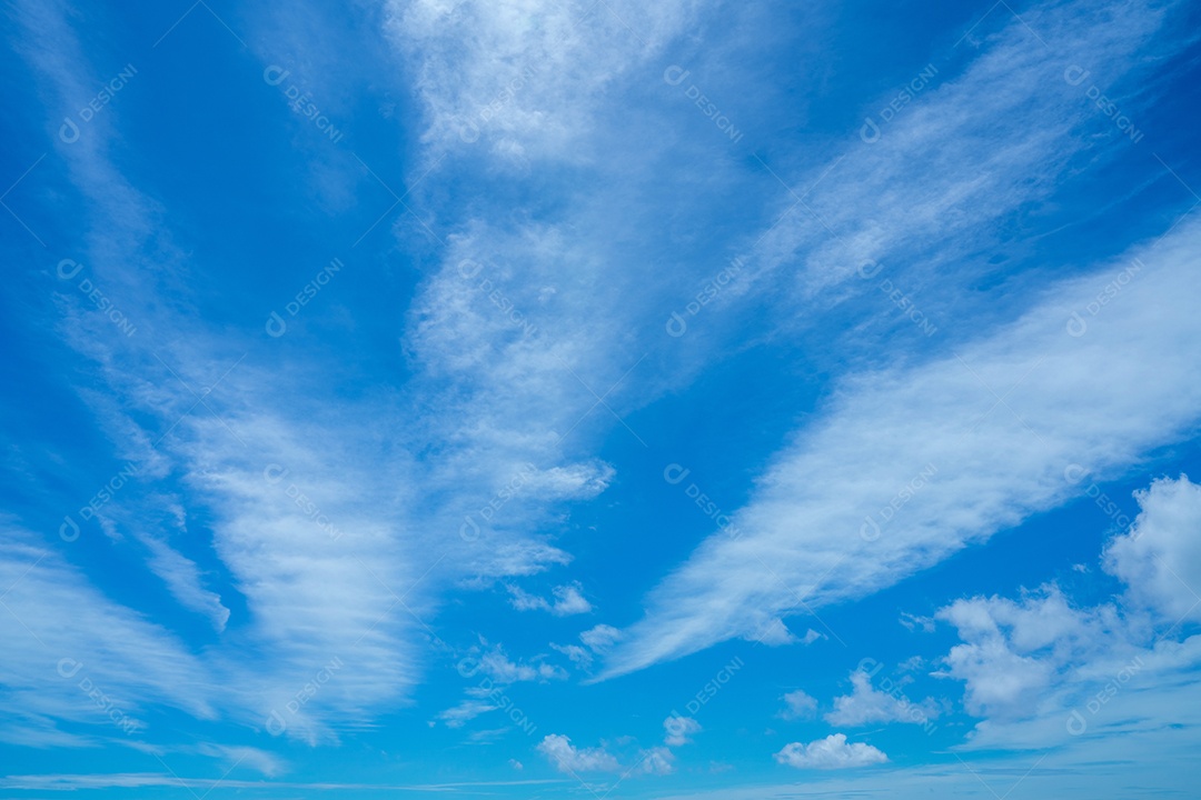 céu azul nuvens inchadas. fundo de céu azul fofo com nuvens minúsculas para fundo, lindo nublado minúsculo em dia fresco