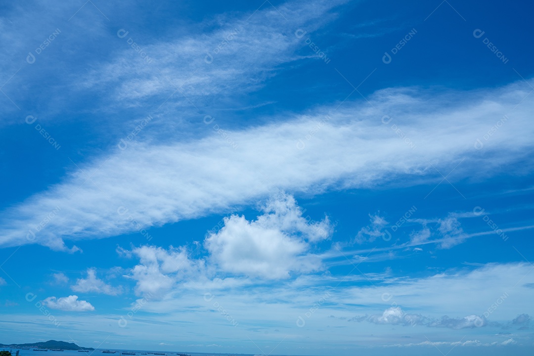 céu azul nuvens inchadas. fundo de céu azul fofo com nuvens minúsculas para fundo, lindo nublado minúsculo em dia fresco