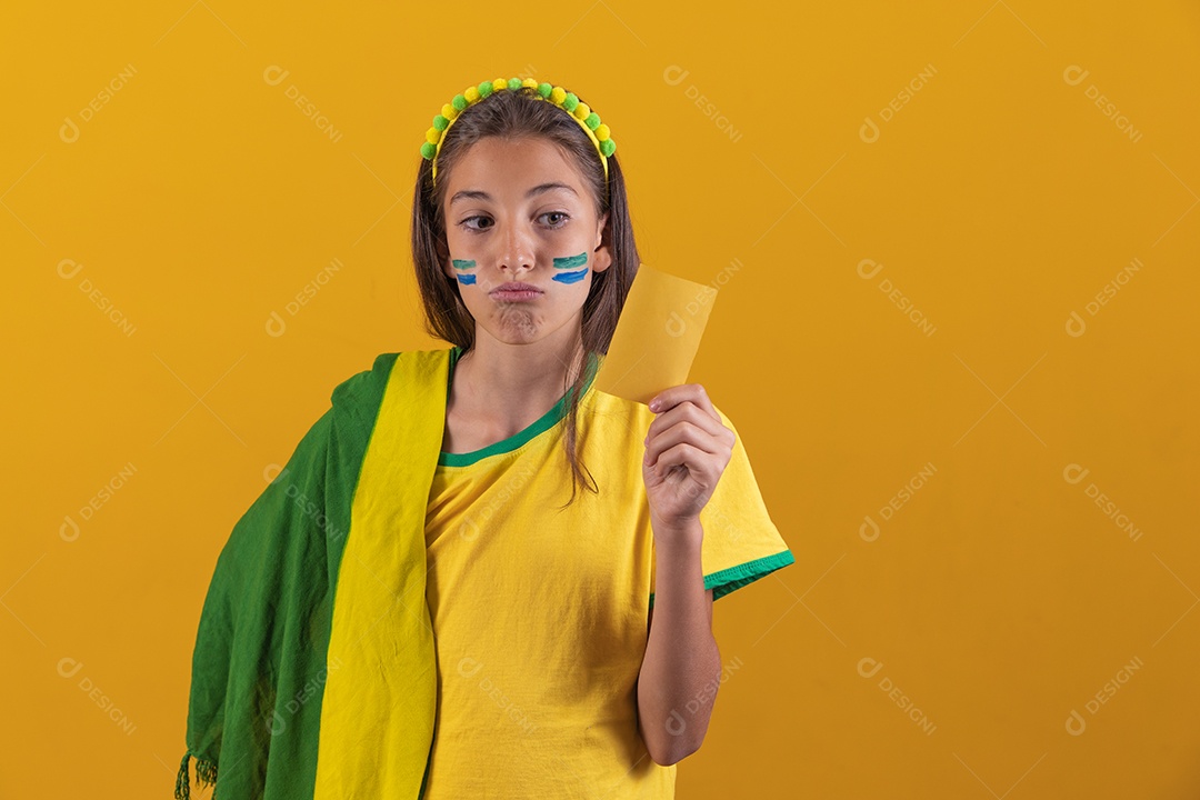 Linda mulher jovem torcedora da seleção brasileira