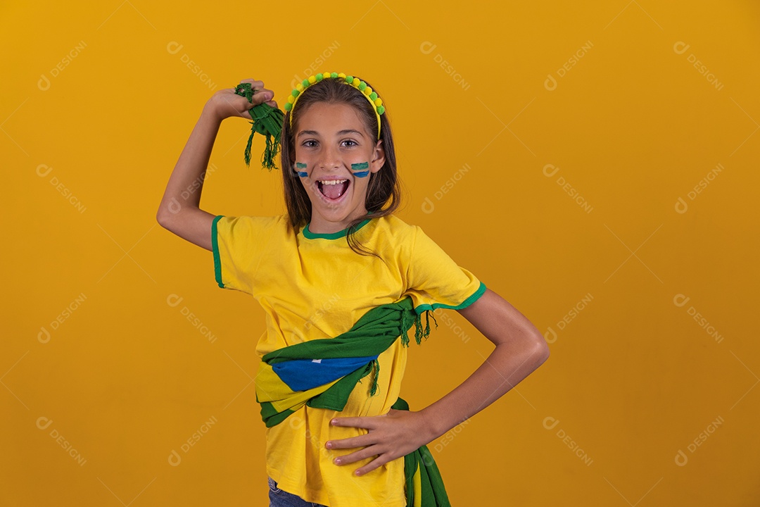 Linda mulher jovem torcedora da seleção brasileira
