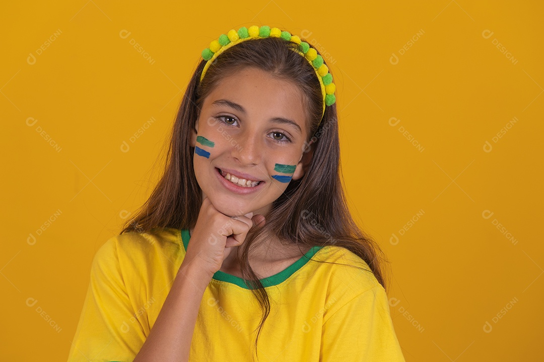 Linda mulher jovem torcedora da seleção brasileira