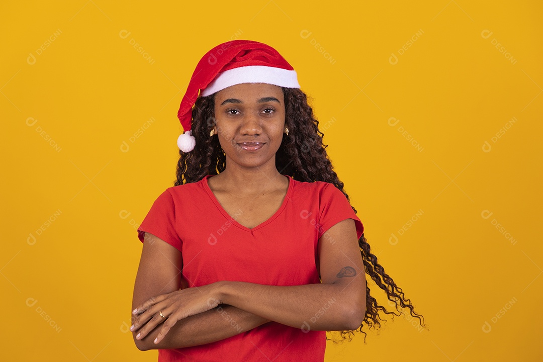 Linda mulher negra cabelo cacheado usando gorro do papai noel Feliz Natal