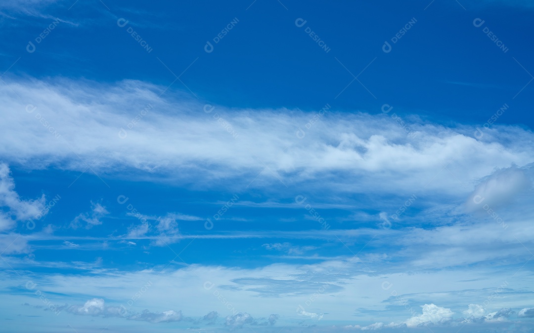 céu azul nuvens inchadas. fundo de céu azul fofo com nuvens minúsculas para fundo, lindo nublado minúsculo em dia fresco