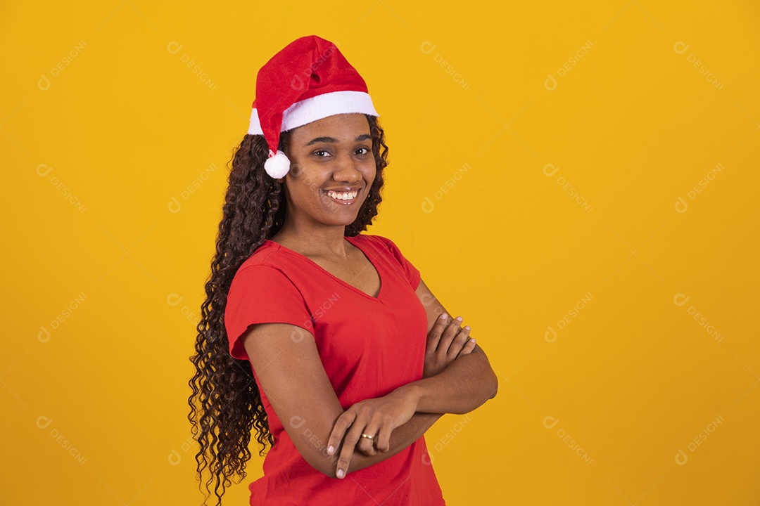 Linda mulher negra cabelo cacheado usando gorro do papai noel Feliz Natal