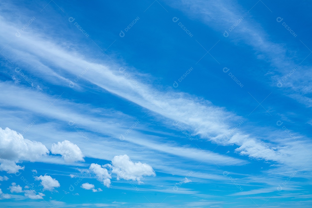 céu azul nuvens inchadas. fundo de céu azul fofo com nuvens minúsculas para fundo, lindo nublado minúsculo em dia fresco