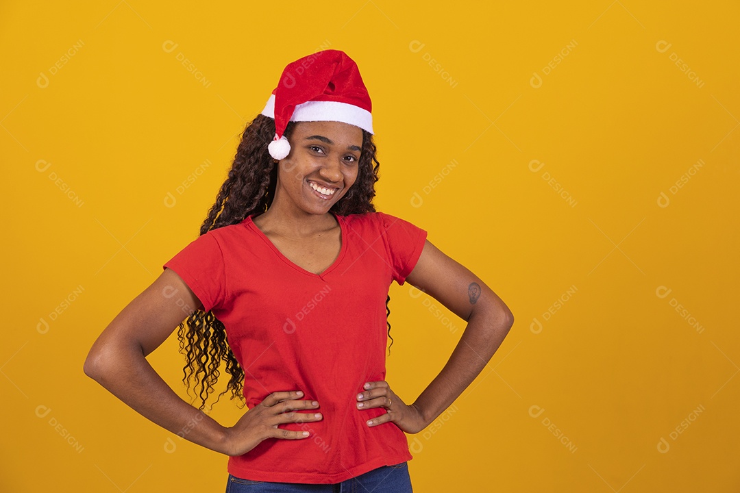 Linda mulher negra cabelo cacheado usando gorro do papai noel Feliz Natal