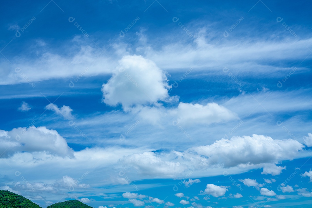 céu azul nuvens inchadas. fundo de céu azul fofo com nuvens minúsculas para fundo, lindo nublado minúsculo em dia fresco