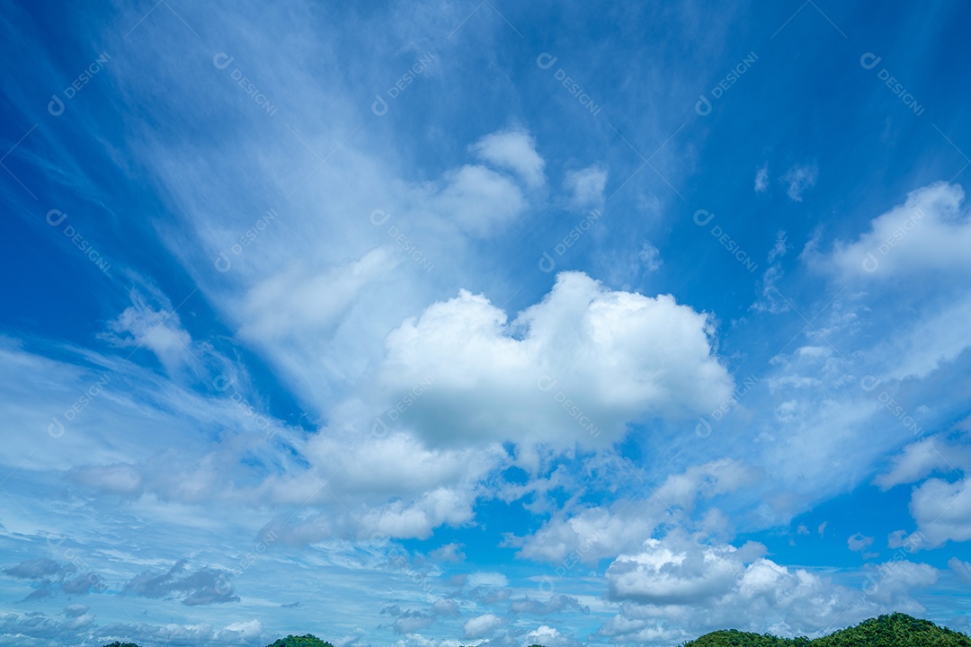 céu azul nuvens inchadas. fundo de céu azul fofo com nuvens minúsculas para fundo, lindo nublado minúsculo em dia fresco