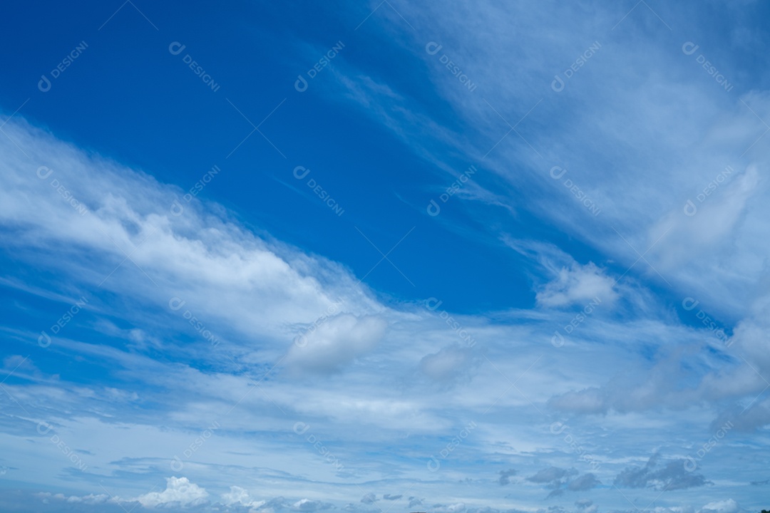 céu azul nuvens inchadas. fundo de céu azul fofo com nuvens minúsculas para fundo, lindo nublado minúsculo em dia fresco