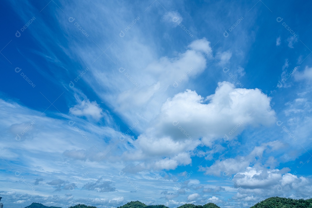 céu azul nuvens inchadas. fundo de céu azul fofo com nuvens minúsculas para fundo, lindo nublado minúsculo em dia fresco