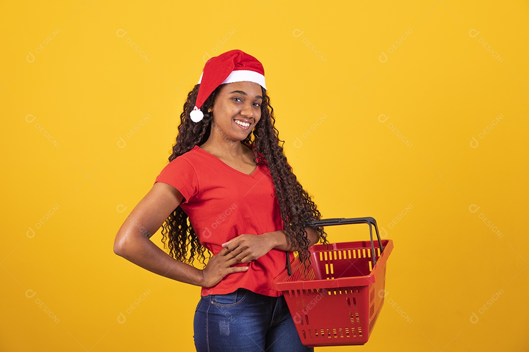 Linda mulher negra cabelo cacheado usando gorro do papai noel Feliz Natal