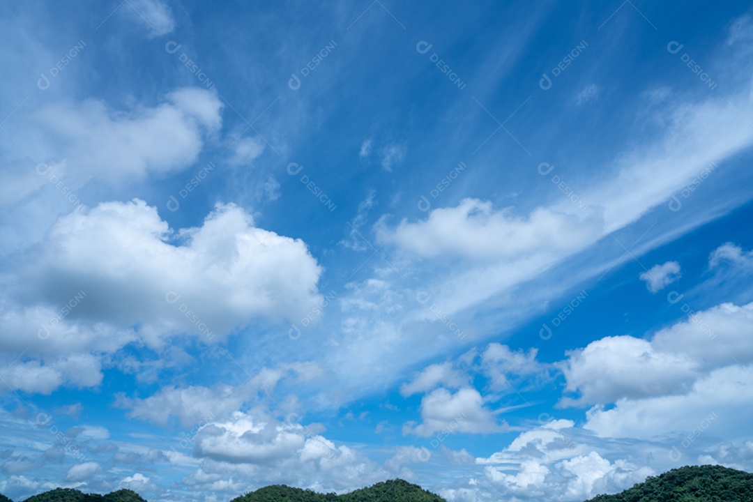 céu azul nuvens inchadas. fundo de céu azul fofo com nuvens minúsculas para fundo, lindo nublado minúsculo em dia fresco