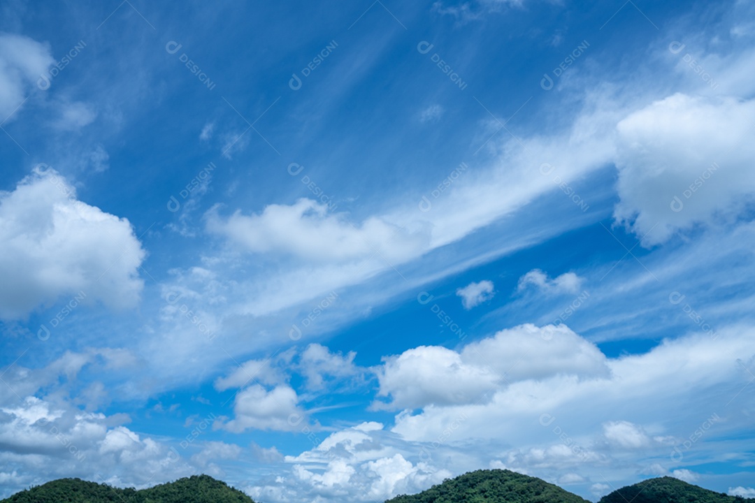 céu azul nuvens inchadas. fundo de céu azul fofo com nuvens minúsculas para fundo, lindo nublado minúsculo em dia fresco