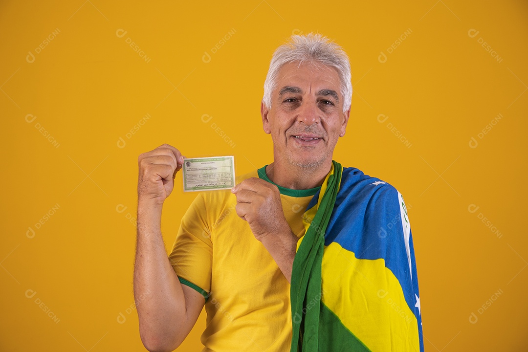 Homem idoso torcedor segurando documento usando camiseta da seleção brasileira