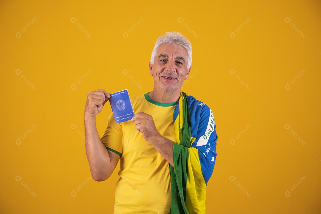 Homem idoso torcedor segurando documento usando camiseta da seleção brasileira