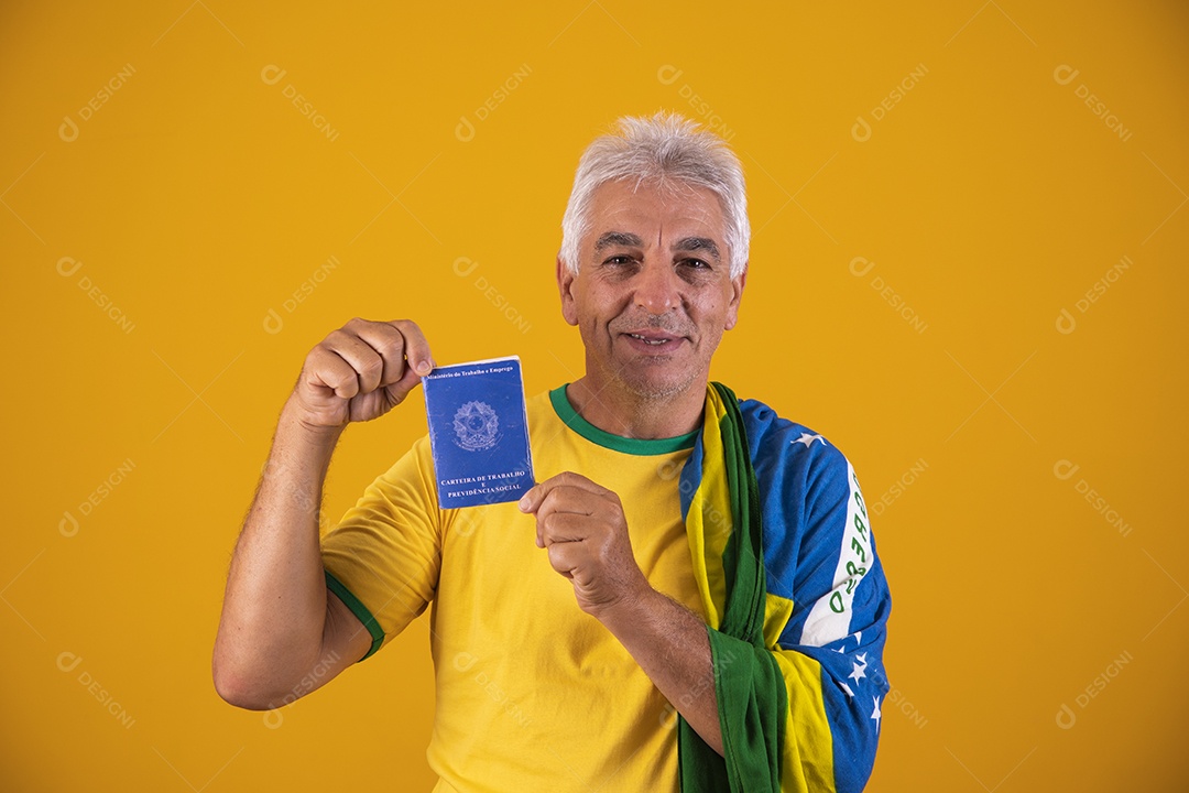 Homem idoso torcedor segurando documento usando camiseta da seleção brasileira