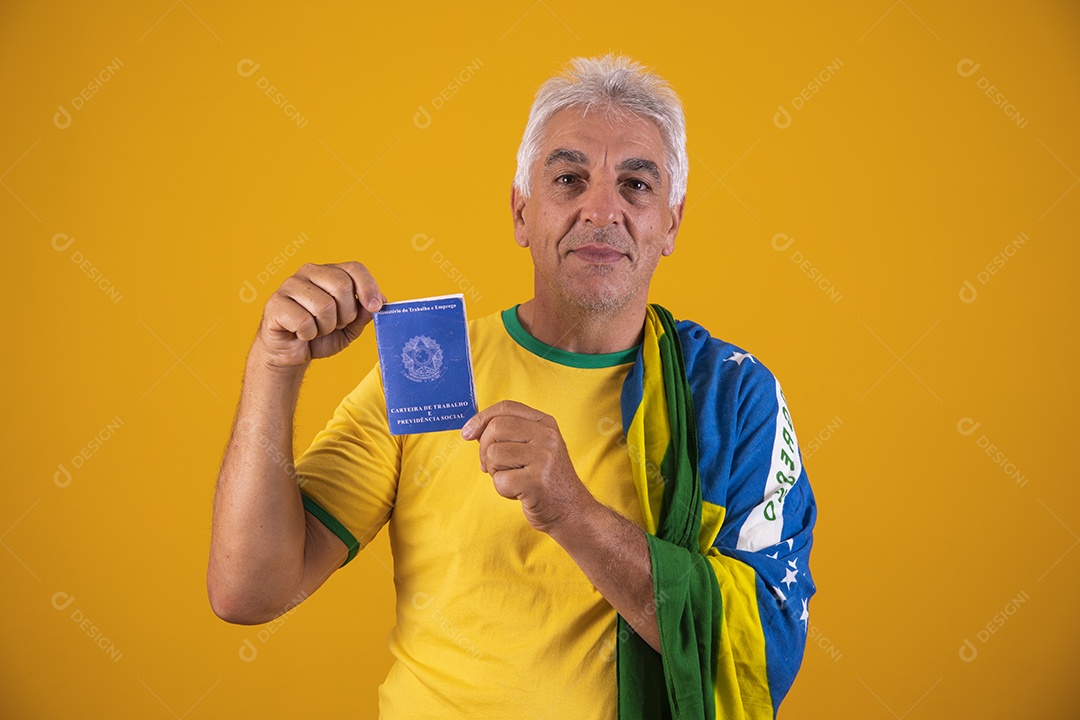 Homem idoso torcedor segurando documento usando camiseta da seleção brasileira