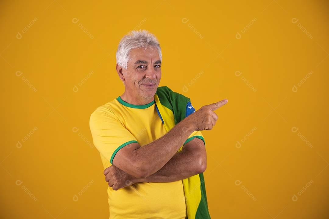 Homem idoso torcedor usando camiseta da seleção brasileira