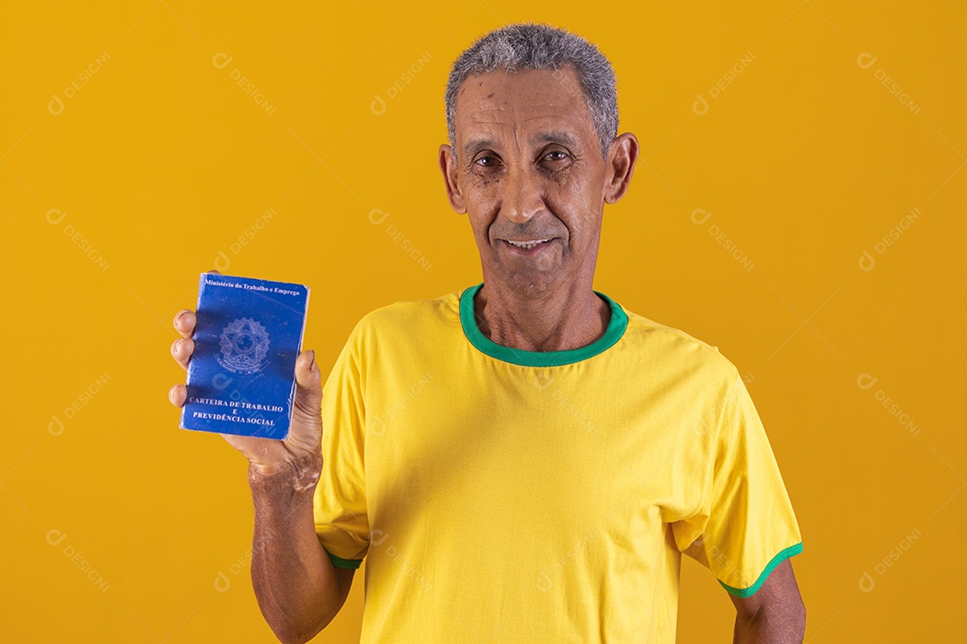 Homem idoso torcedor segurando carteira de trabalho usando camiseta da seleção brasileira