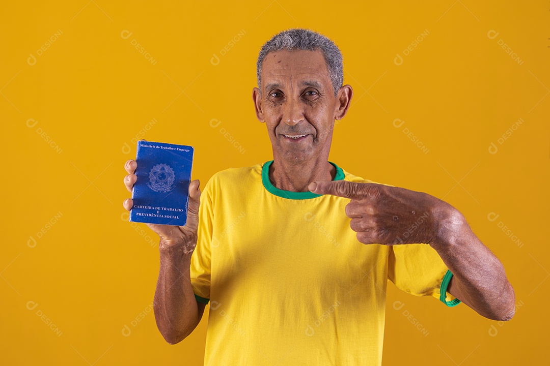 Homem idoso torcedor segurando carteira de trabalho usando camiseta da seleção brasileira