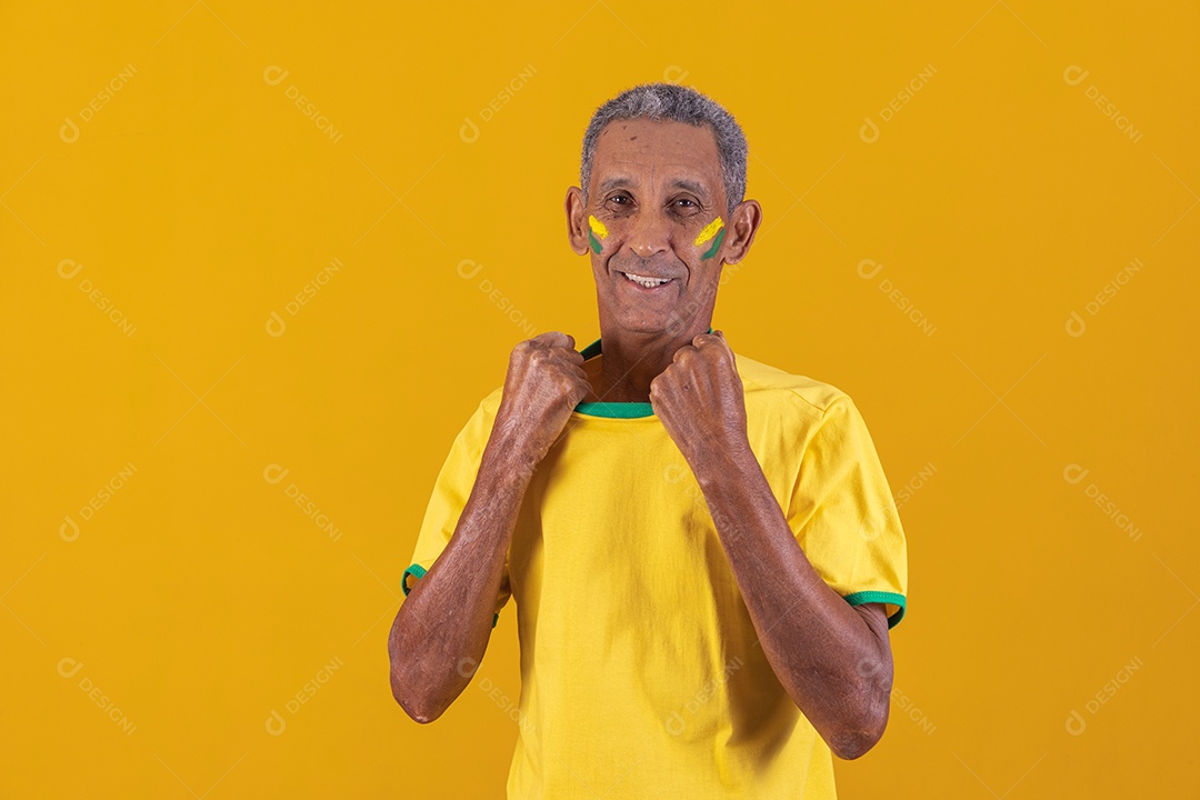 Homem idoso torcedor segurando carteira de trabalho usando camiseta da seleção brasileira