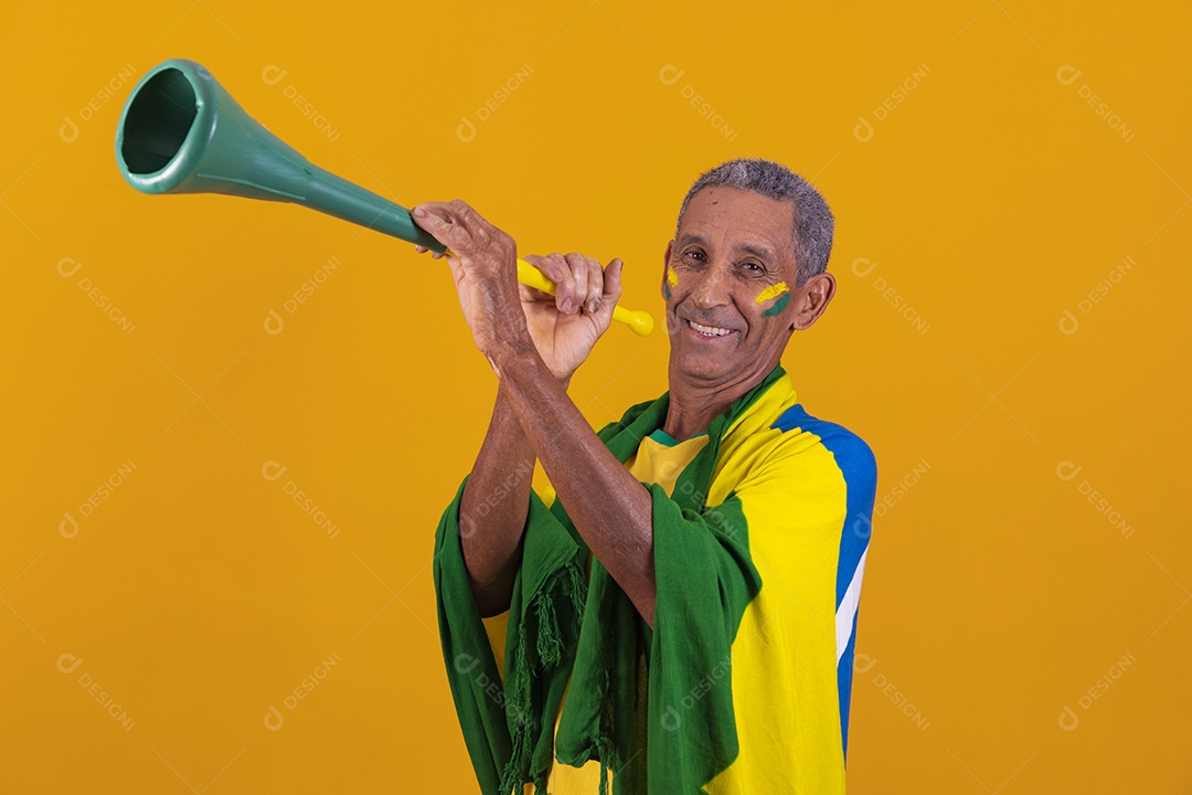 Homem idoso torcedor usando camiseta da seleção brasileira