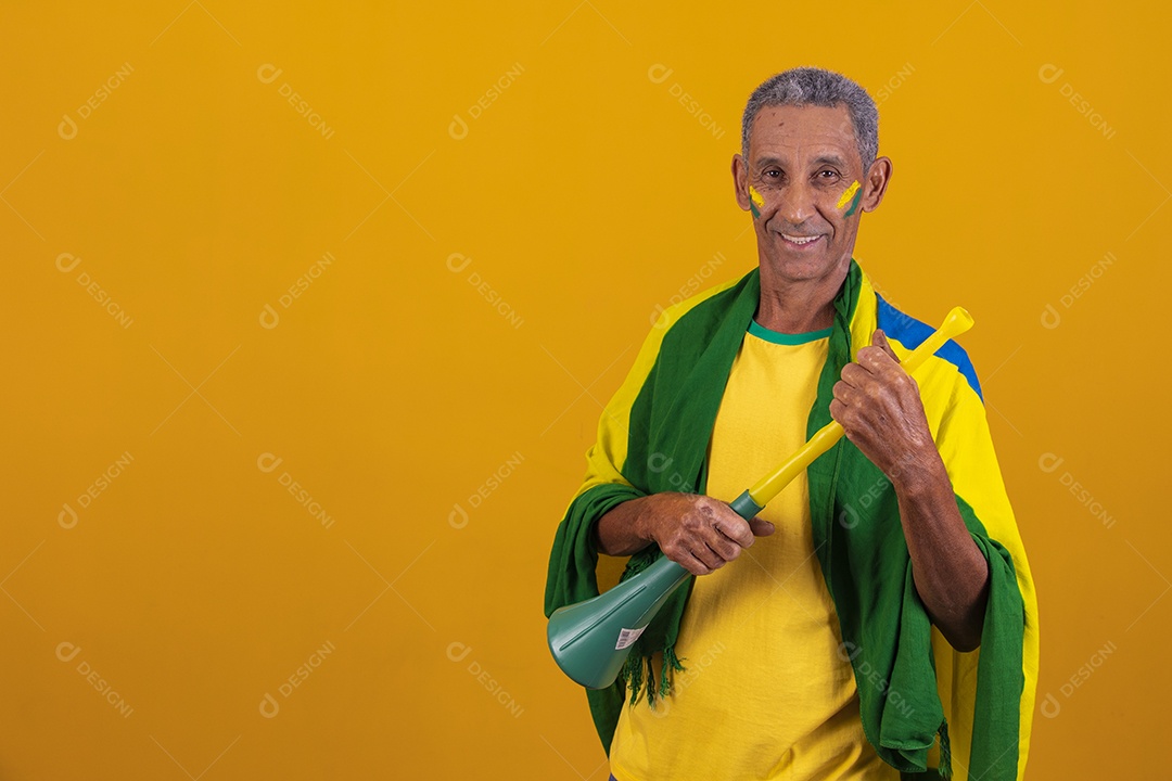Homem idoso torcedor usando camiseta da seleção brasileira